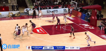 要杀死比赛了？徐昕先是补篮命中 然后接伯克传球空接扣篮连得4分